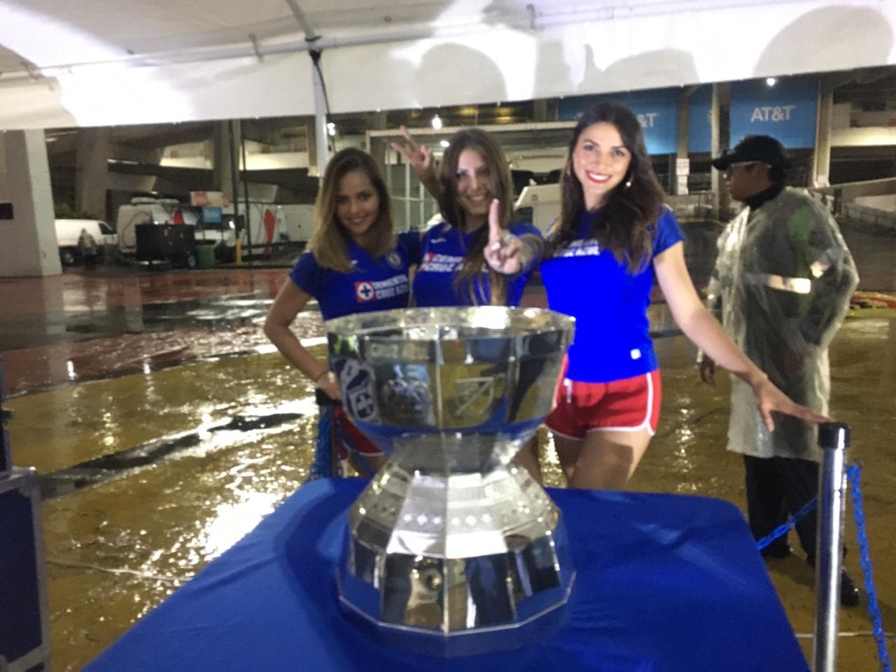 La lluvia no fue factor para que los aficionados faltaran a la cita de esta noche en el Estadio Azteca.