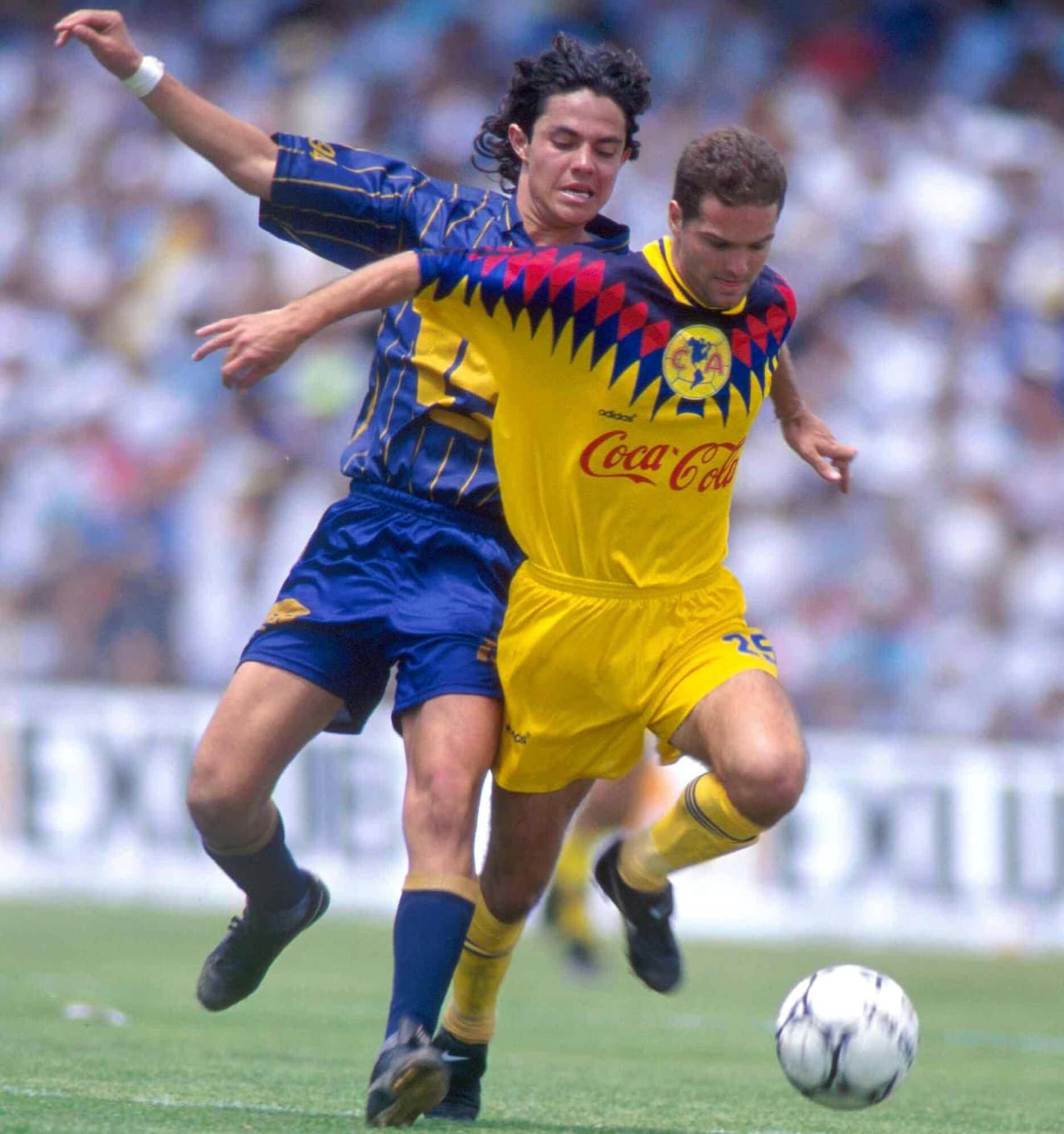 Jugó tres años, de 1994 a 1997 con "las Águilas", disputó 78 partidos y marcó 40 goles.