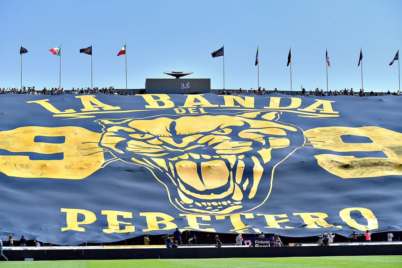 Los hinchas de Pumas UNAM demostraron su localía contra América en las tribunas con una bandera gigante en el estadio Olímpico Universitario en la Jornada 7 del Clausura 2017 de la Liga MX.