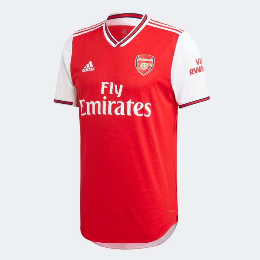 Pasaron 25 años para que el Arsenal F.C. volviera a vestir con la marca de las tres rayas hasta la temporada que iniciará en los próximos meses. Como era de esperarse, Adidas le entregó un diseño nostálgico, con detalles retro pero moderno para iniciar una nueva relación de convenio.