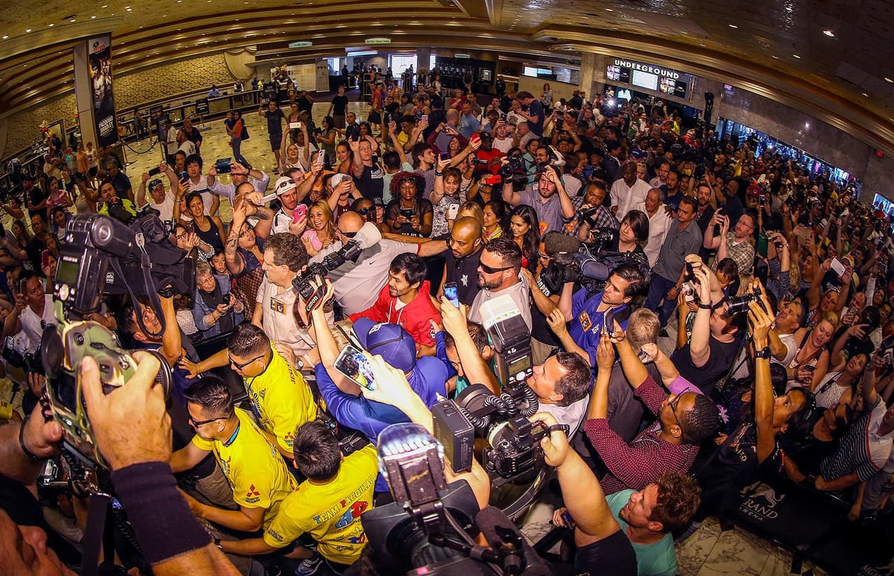 Manny Pacquiao y Timothy Bradley hicieron su arribo a Las Vegas.