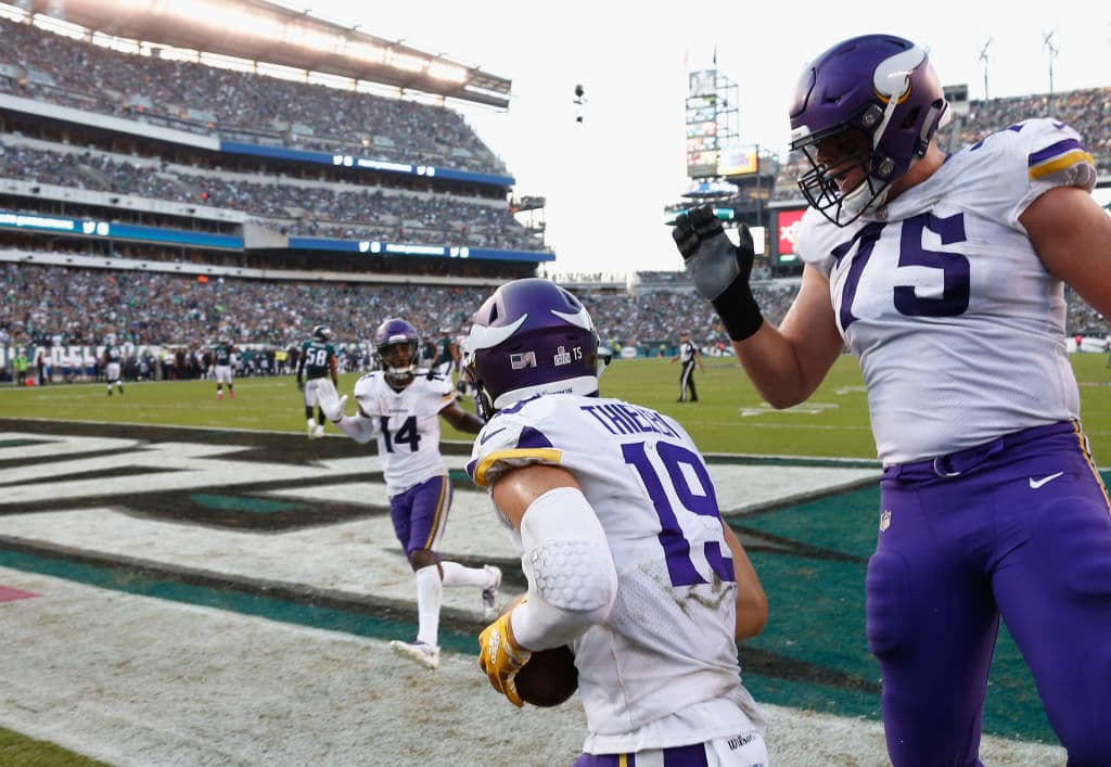 Adam Thielen capturó un pase de Cousins de 3 yardas para adelantar a Minnesota 17-3 en el marcador, a 21 segundos del medio tiempo.