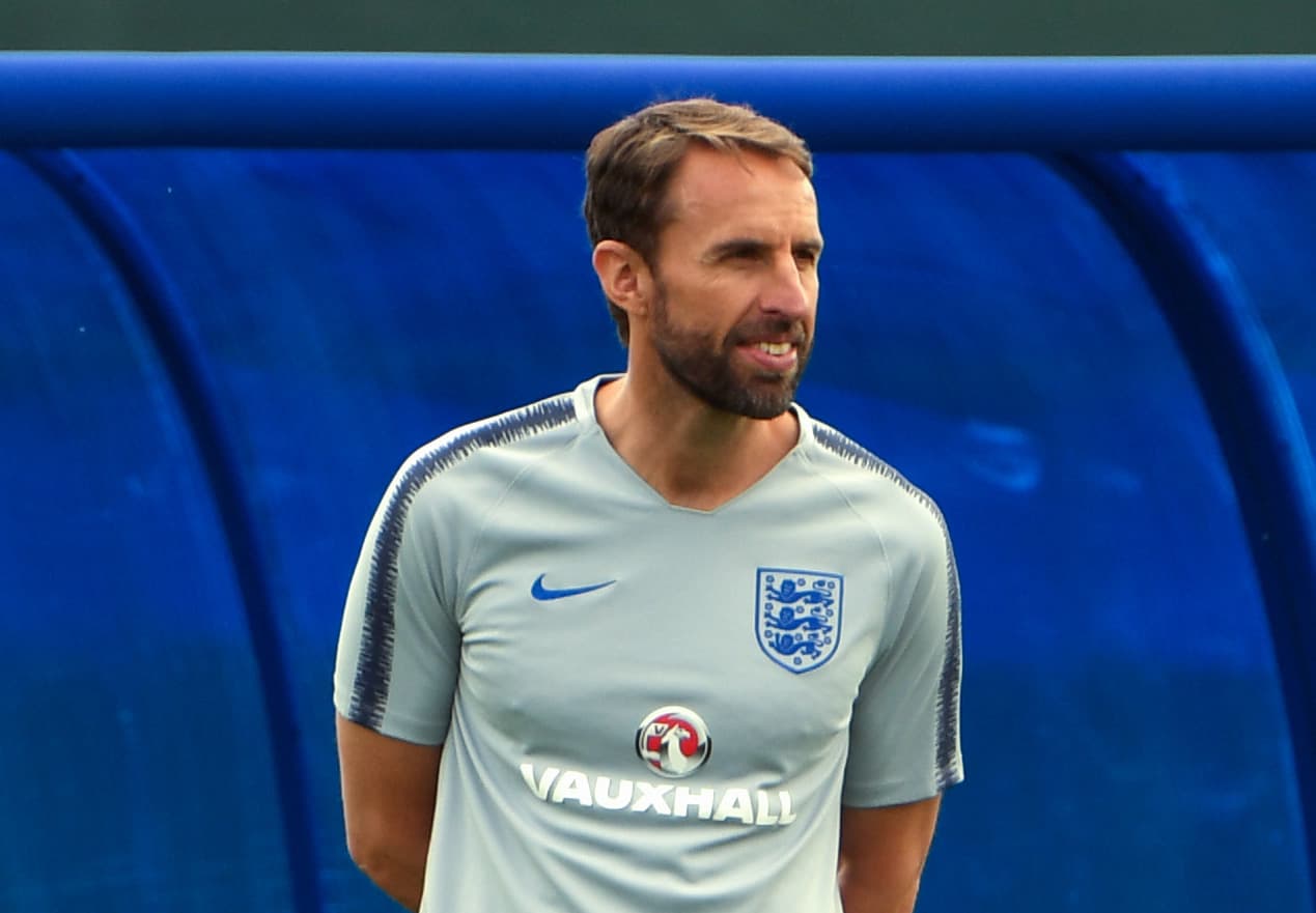 Otrora defensor del equipo inglés y ahora su seleccionador, Gareth Southgate, observa la práctica de su equipo, del cual, sabe, siempre existen muy altas expectativas.