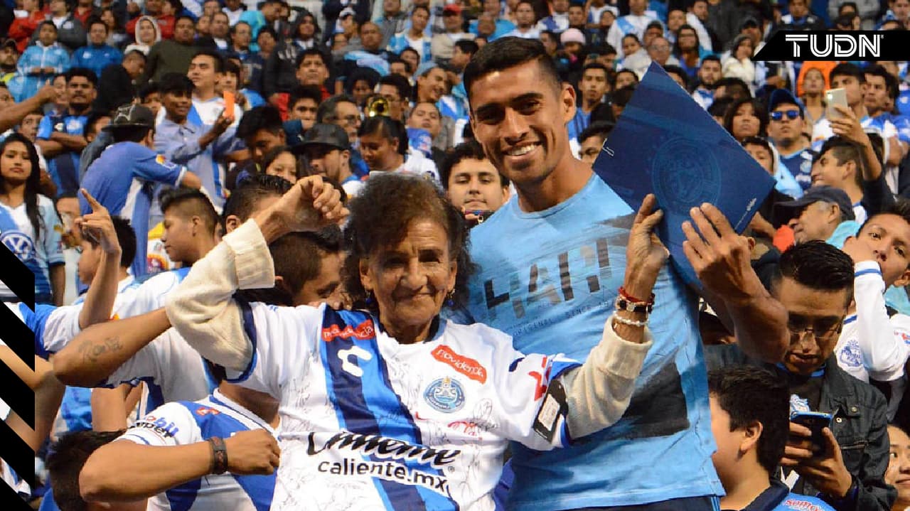 León tiene detalle con Doña Male, la 'abuelita' del Puebla