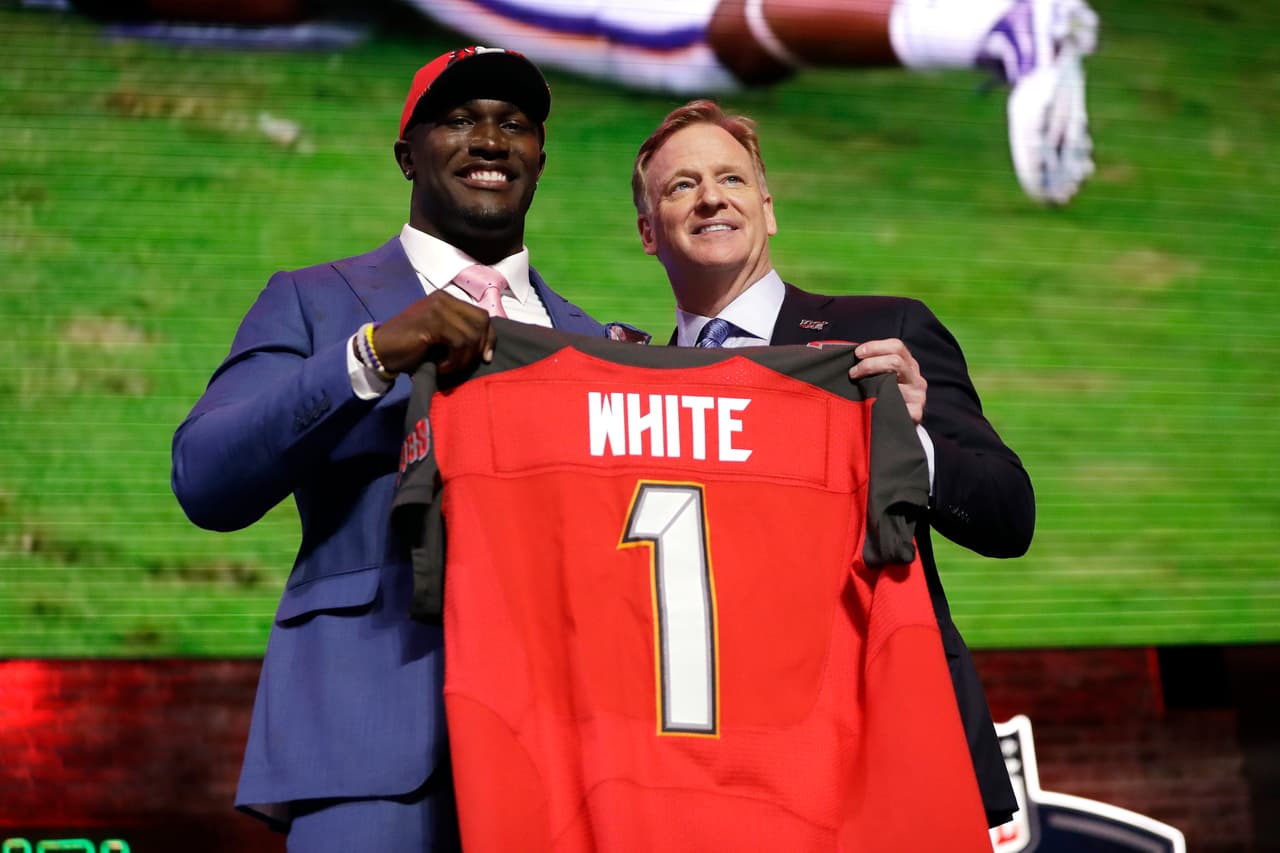 <b>5) Devin White (Louisiana State)</b>. El linebacker de los Tigers es presentado como la quinta selección del Draft, tomado por los Tampa Bay Buccaneers.