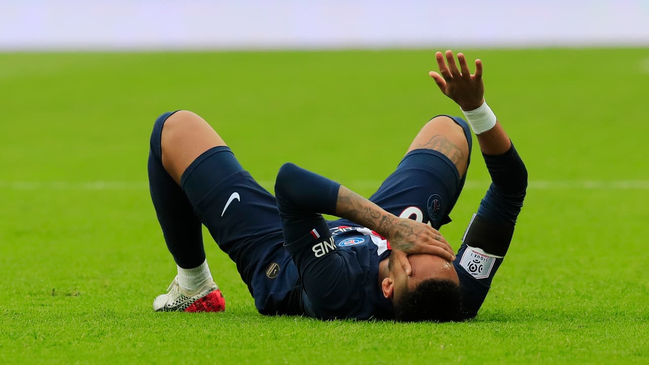 Golpe, un partido, cuatro días fuera.