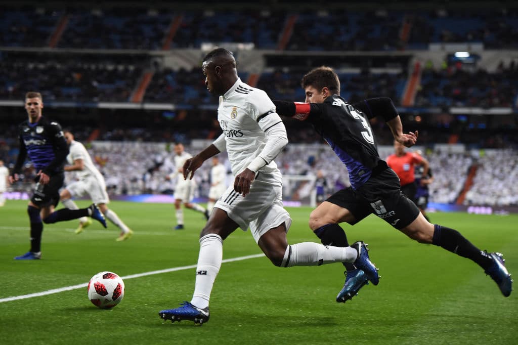 Y a su vez Vinícius, atrajo la marca y al portero para ceder a Lucas Vázquez, quien al fondo de la imagen ya hace el movimiento para picar al área.