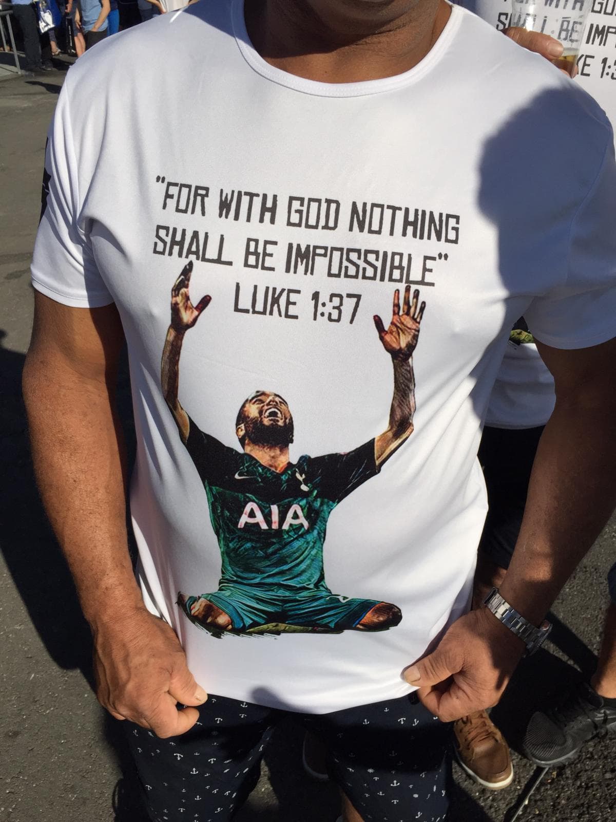 Después de dos series de infarto, los fanáticos del Tottenham llegaron al Metropolitano con el deseo de levantar su primera Champions League pero con menos sufrimiento. Los Spurs se dejaron ver con sus banderas, sus cantos, bufandas y playeras especiales.