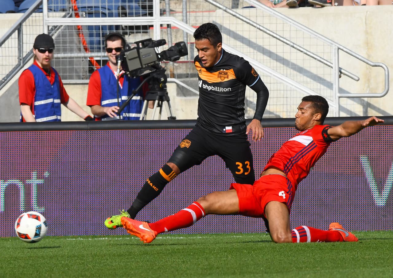 Para 2016, Houston adoptó un look negro con su segundo uniforme. Claro está que no iban a deshacerse del representativo color naranja totalmente.