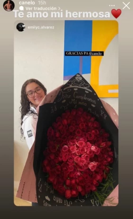 Emily recibió un ramo gigante de rosas rojas que incluía un tierno mensaje de parte del hombre que le dio la vida: "
<b>Feliz cumpleaños mi niña. Te amo mucho</b>".