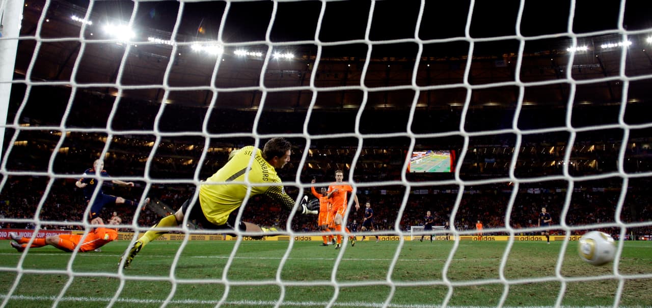 Ante la impotencia del gigante Van Der Saar, la esférica entró para marcar la diferencia 1-0 a favor de España.