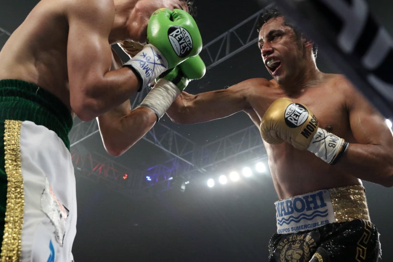 Hospitalizan al boxeador mexicano Moisés Fuentes por grave nocaut