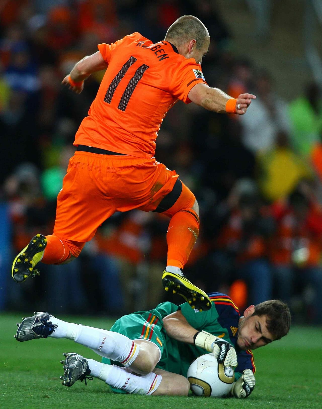 No obstante, Robben tuvo ocasiones claras ante Iker Casillas y el entonces guardameta merengue lo resistió a pie firme.