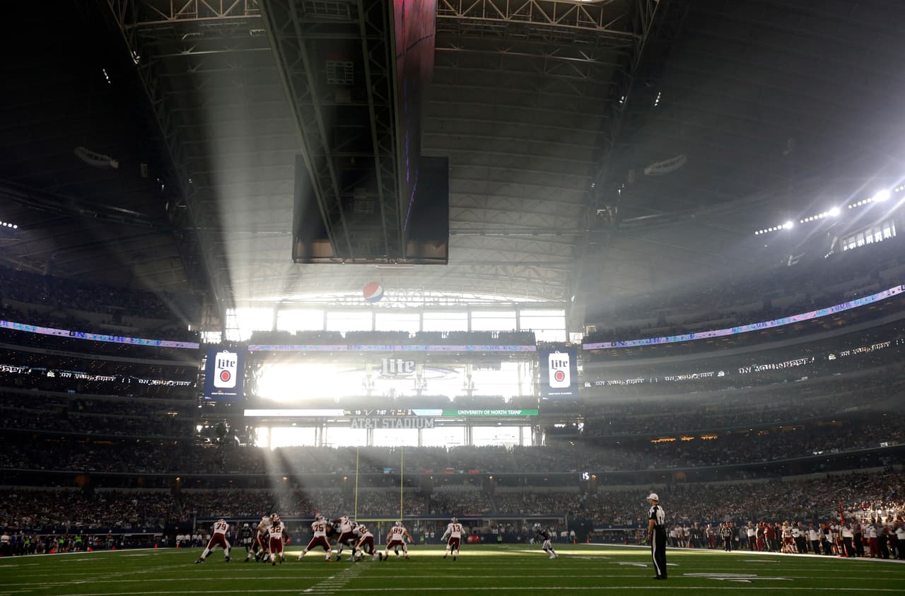 Más tarde la actividad de la NFL se trasladó a la ciudad de Dallas donde los Vaqueros recibieron a los Pieles Rojas en un clásico para conmemorar el 'Día de Acción de Gracias'.