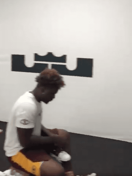 La presencia de LeBron obedeció para proveer a la escuela con un nuevo vestidor y también con zapatos y ropa de juego.