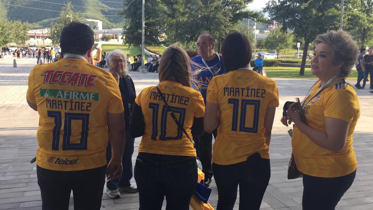 Así se vivió el ambiente dentro y fuera del Estadio BBVA previo al arranque de la Final de la Liga MX en el juego de Vuelta en el que se sabrá si Rayadas o Tigres se coronan en la Liga MX Femenil. Un marco esplendoroso se vivió con dos aficiones muy conectadas.
