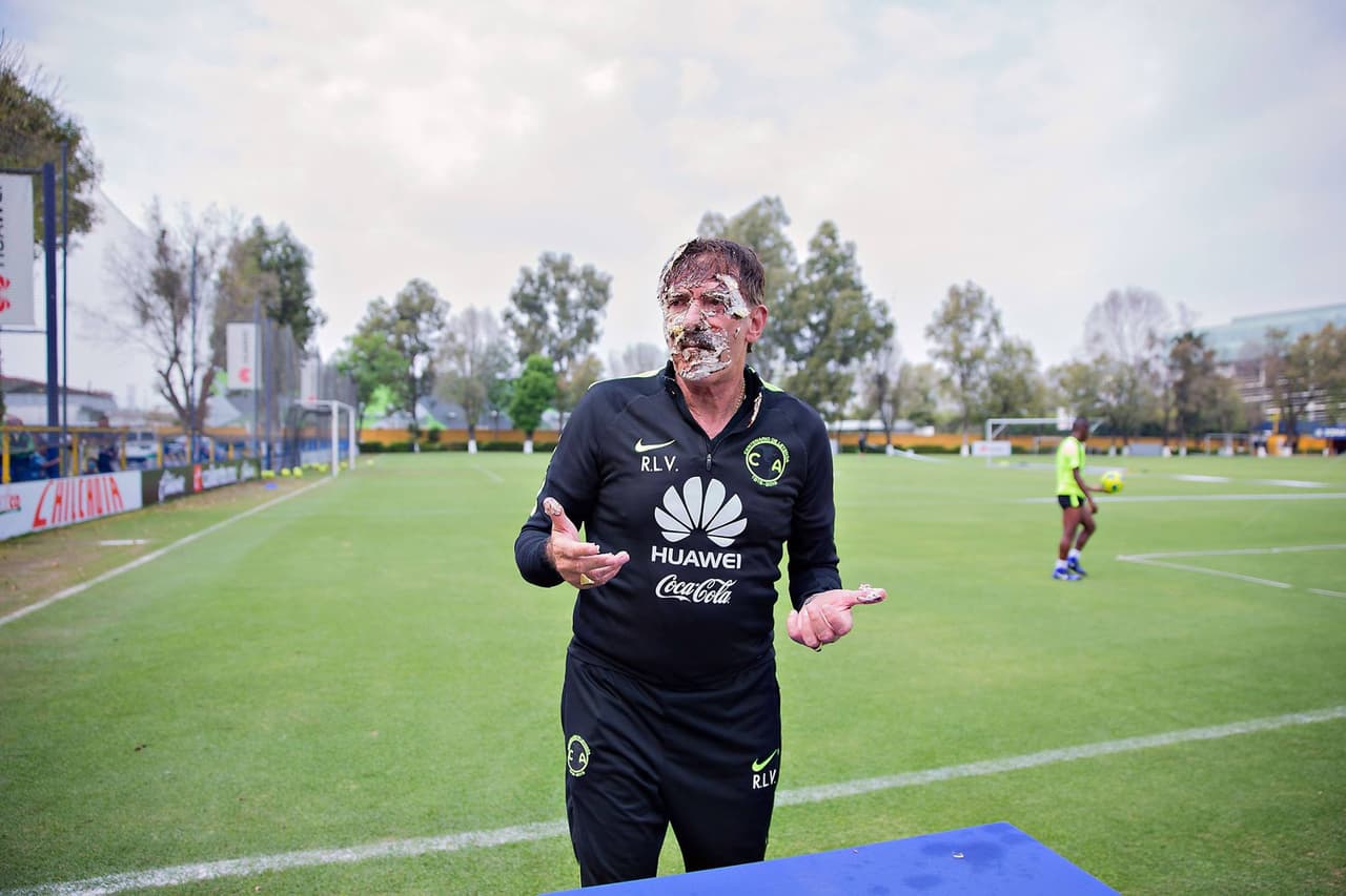 El técnico del América cumplió 65 años y en las instalaciones del club le cantaron las famosas ‘Mañanitas’ y se llevó un pastelazo por parte de todos los jugadores, así como la clásica ‘fila india’.