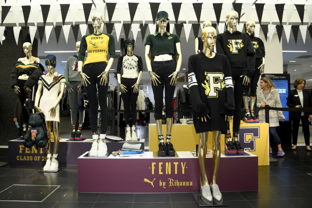 La colección tiene un precio en la categoría de diseñador de entrada: pantalones deportivos $280, camisetas desde $180, sudaderas en $300, una chamarra vaquerade gran tamaño por $940 y vestidos desde los $ 600.