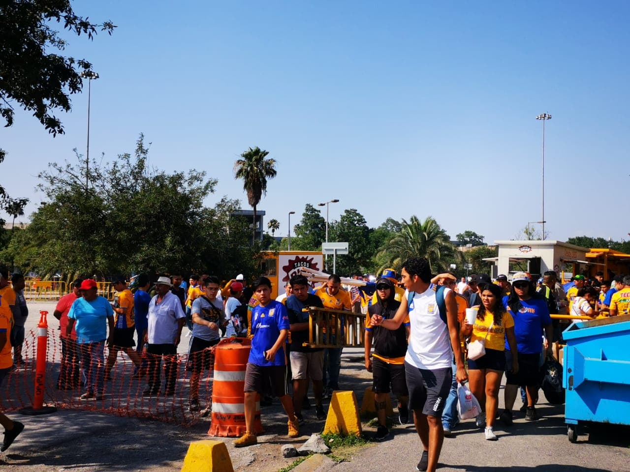 La caravana de fanáticos de Tigres se acerca al 'Volcán' para el juego de vuelta de la Semifinal del Clausura 2019 contra Rayados.