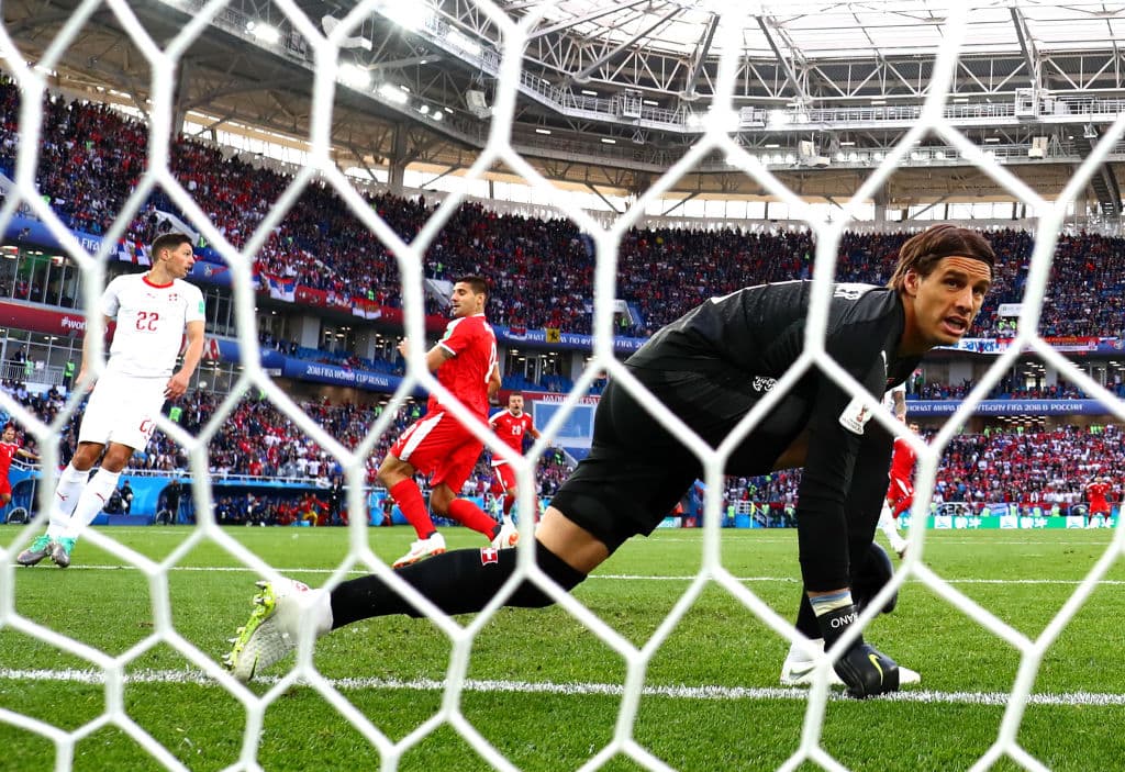 Como testigo presencial del primer tanto del partido, Sommer resignado mira hacia el fondo de la red sin poder hacer absolutamente nada.