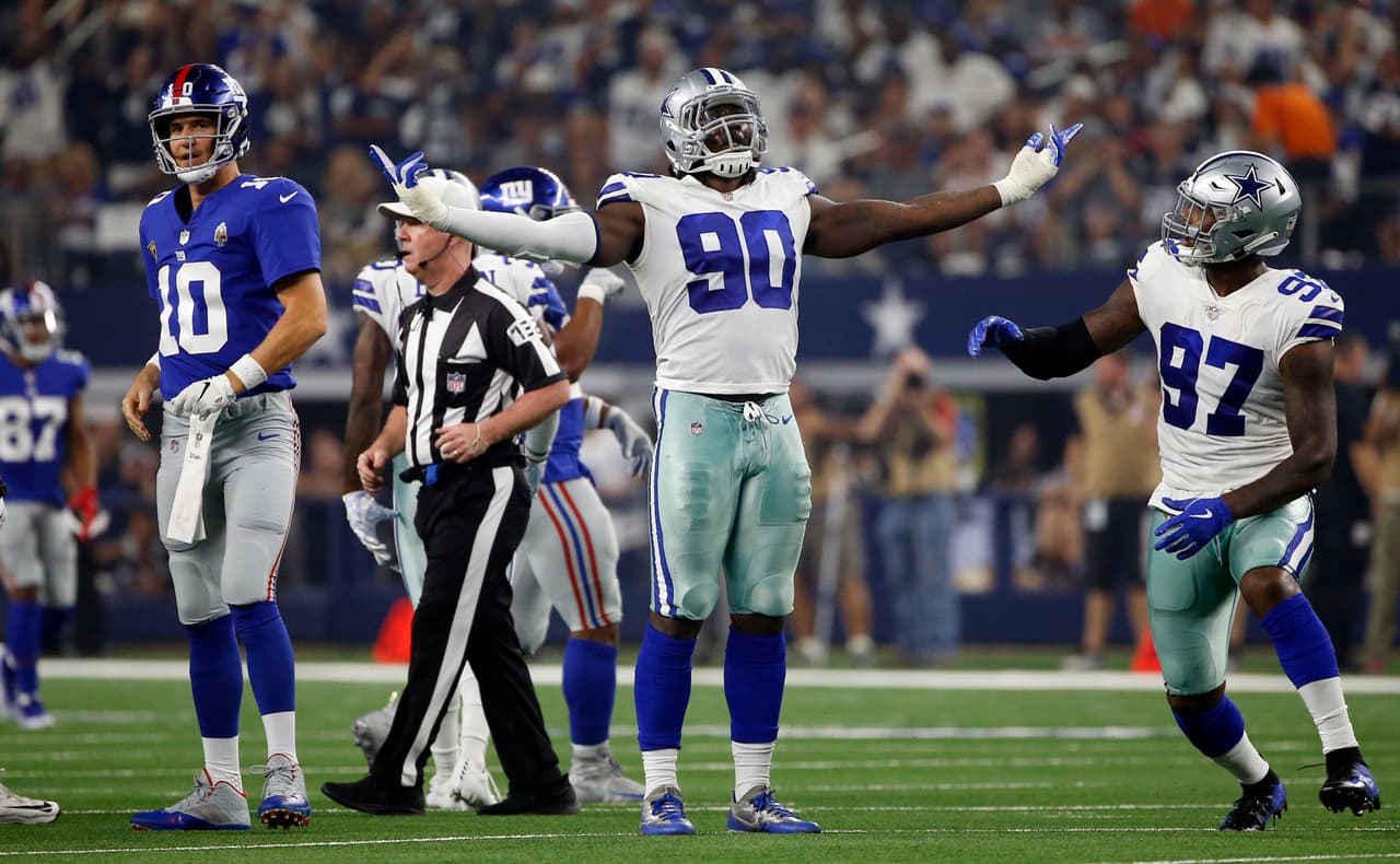 Demarcus Lawrence frenó a la ofensiva de los Giants con un sack sobre Eli Manning.