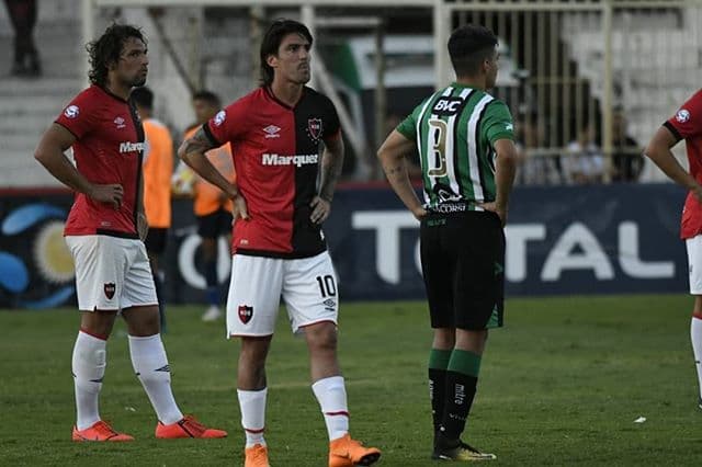 Los jugadores de Newell's (izquierda) y Villa Mitre (derecha) no podían creer lo que estaba ocurriendo en el estadio.