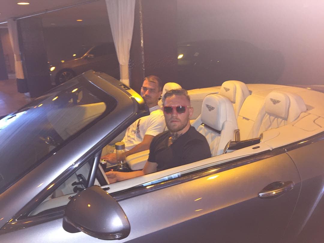 Junto a su colega Artem Lobov, "El Martillo Ruso", en un Bentley Continental por el cual pagó más de 250.000 dólares. Este es uno de los varios convertibles de su colección. Según la fábrica, este auto alcanza casi 210 millas por hora (336 km/h) de velocidad final.