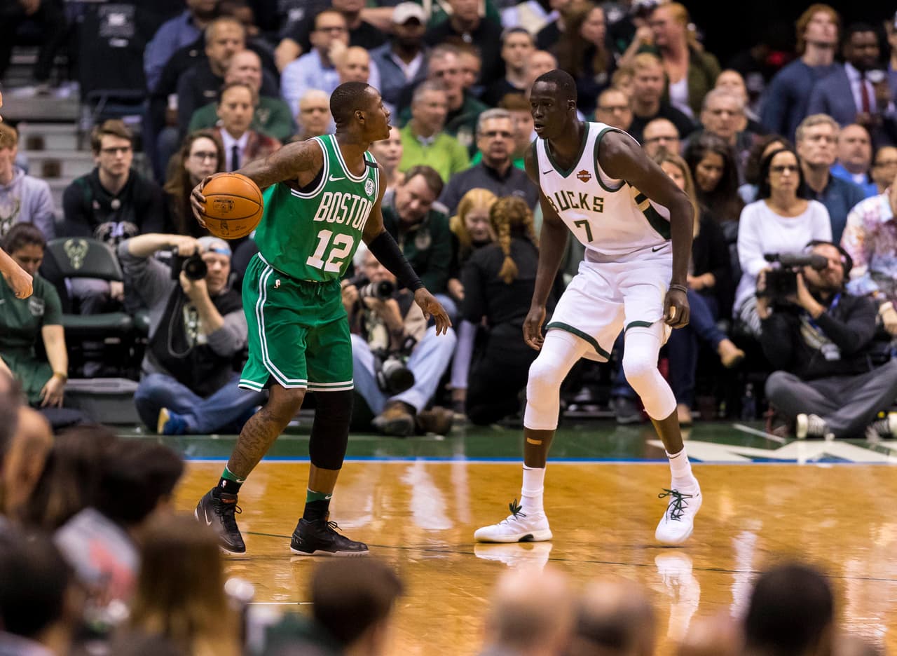 En el segundo cuarto las cosas cambiaron y los Bucks consiguieron darle vuelta al marcador por 39-48. Terry Rozier fue quien más puntos anotó en la primera mitad del partido con 14.