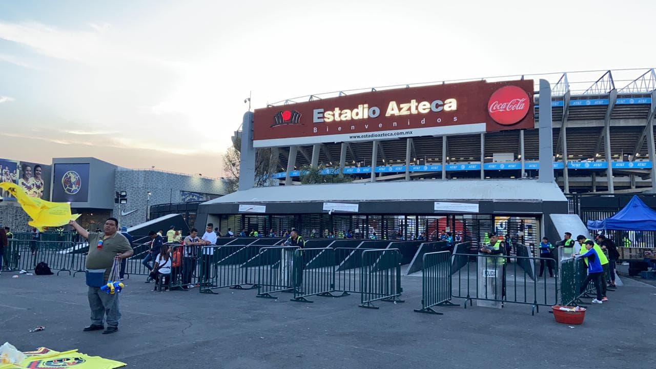 Los aficionados pueden adquirir todo tipo de productos alusivos al conjunto de Coapa previo al duelo de la Concachampions.