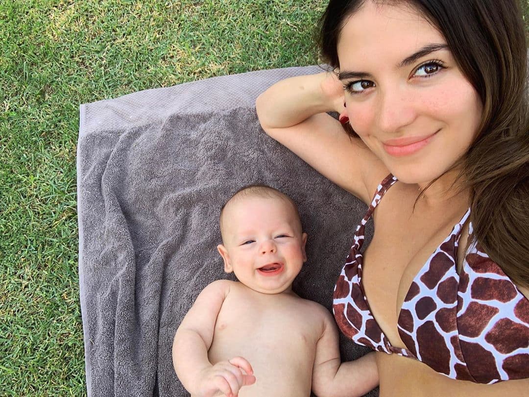 <b>Noah</b> es el modelo perfecto para acompañar a su mamá en sus fotos.