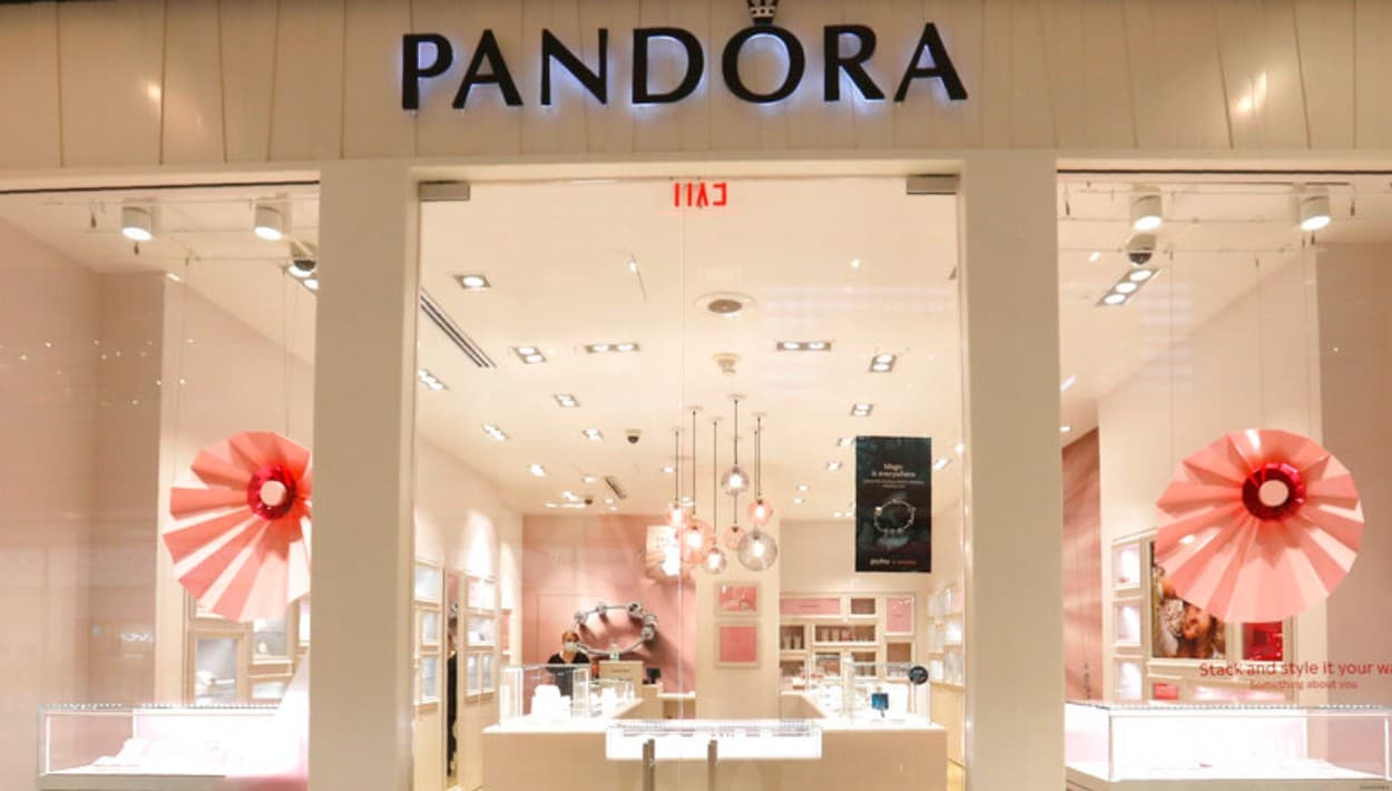 Pide ver anillos en Pandora, se roba 200 y huye de la tienda en The Mall of San Juan