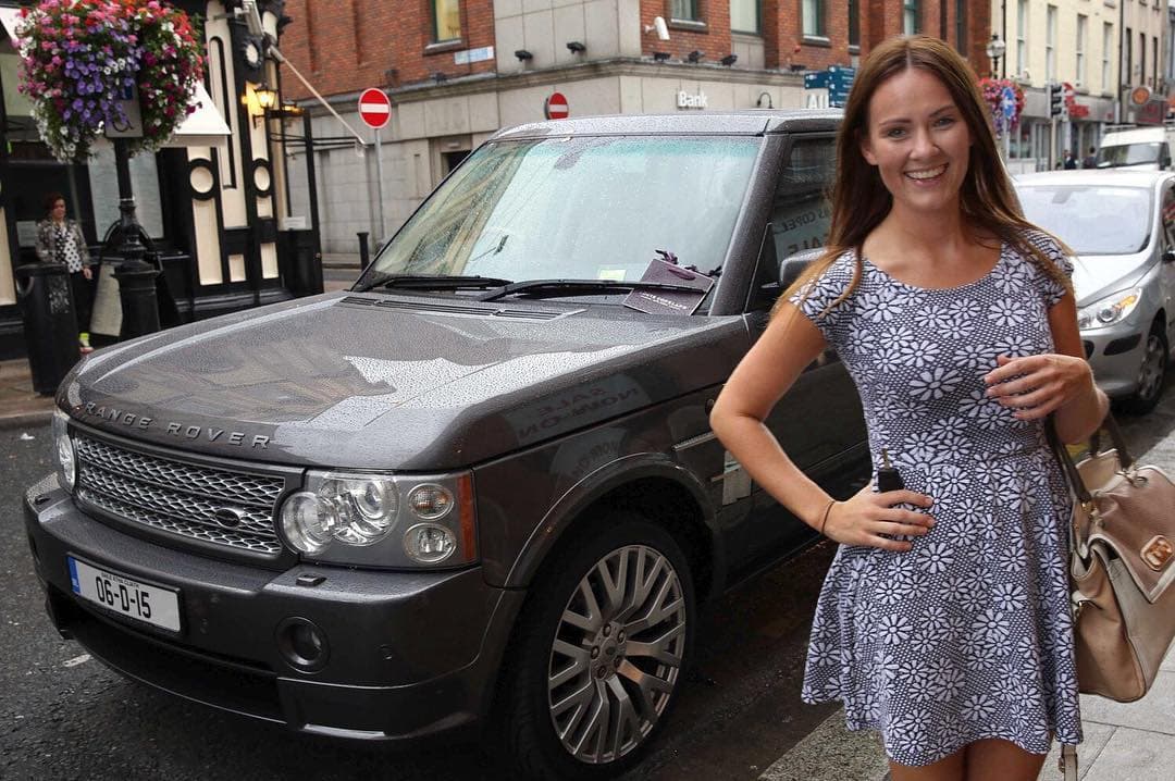 En el garaje de Conor McGregor hay lugar para una Range Rover, aquí junto a su novia, quien fuera la gran interesada en la compra. Esta utilitaria todo-terreno inglesa trae un motor de 240 caballos de fuerza.