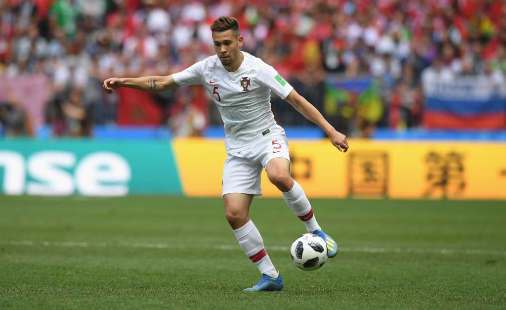 Se dice en Francia que la llegada del portugués Raphael Guerreiro al PSG está muy cerca de concretarse.