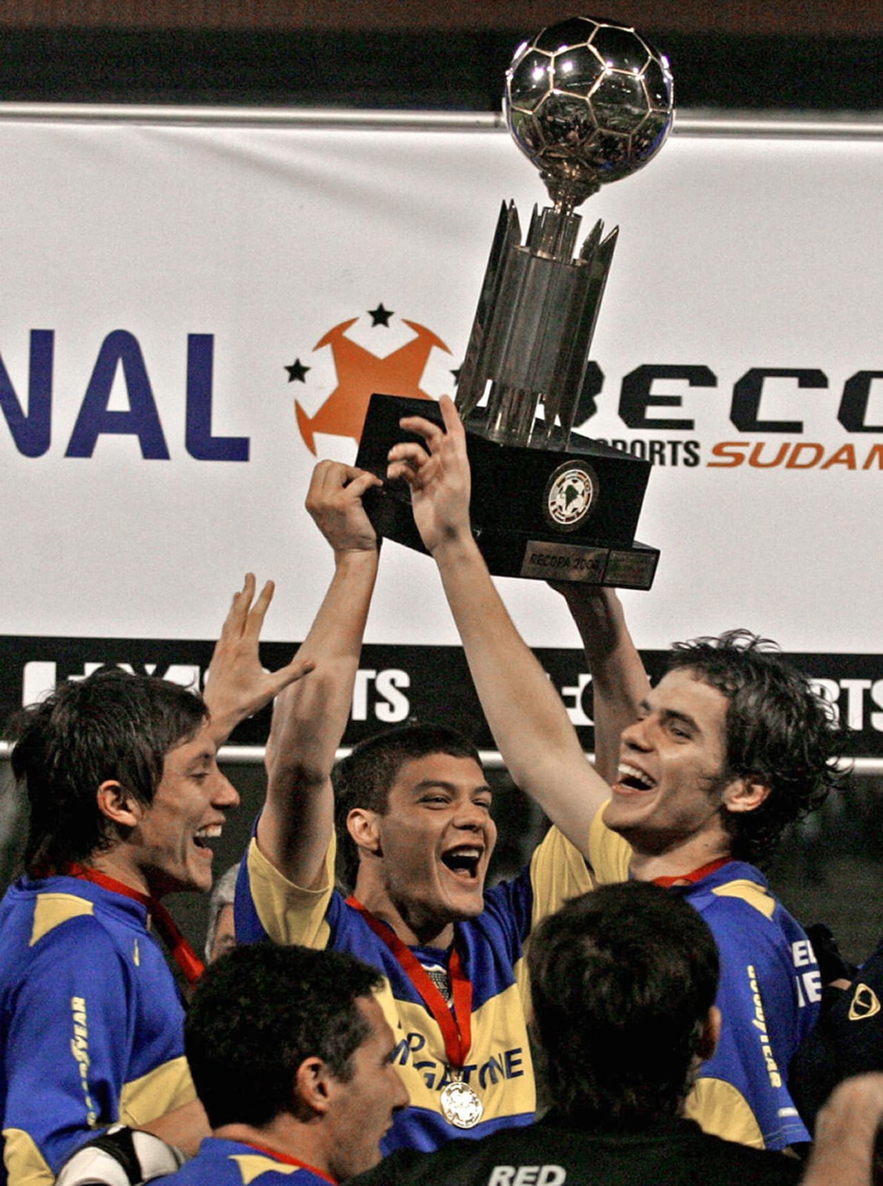 Boca Juniors también celebró en 2005 su centenario con título de Liga en Argentina, Copa Sudamericana y Recopa Sudamericana, con lo que pasó el trago amargo de perder en 2004 la final de la Copa Libertadores.