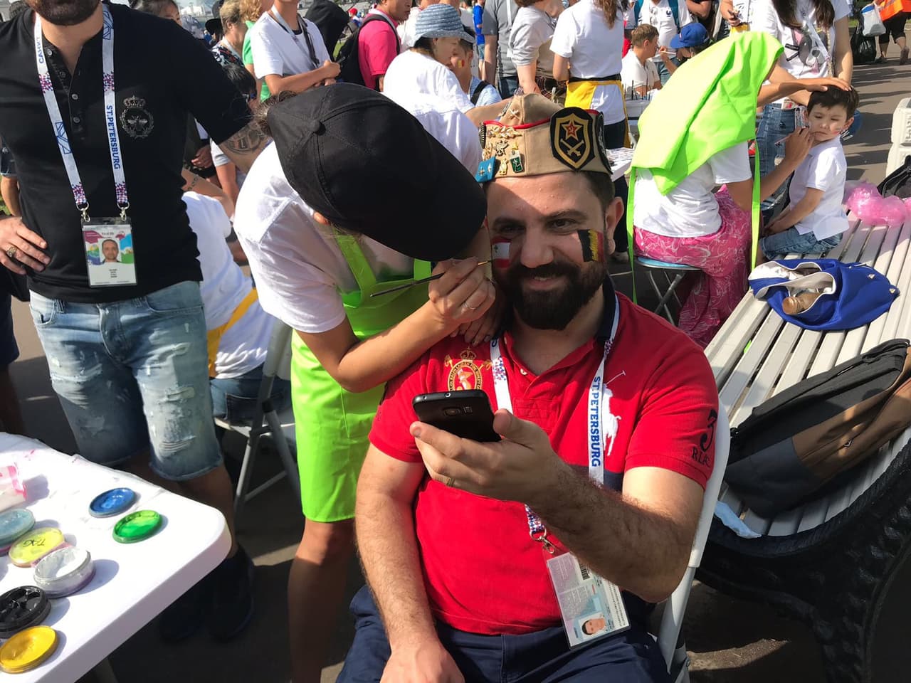 Fanáticos ponen su colorido y alegría en la definición del tercer lugar del Mundial de Rusia 2018 entre Bélgica e Inglaterra en San Petersburgo.