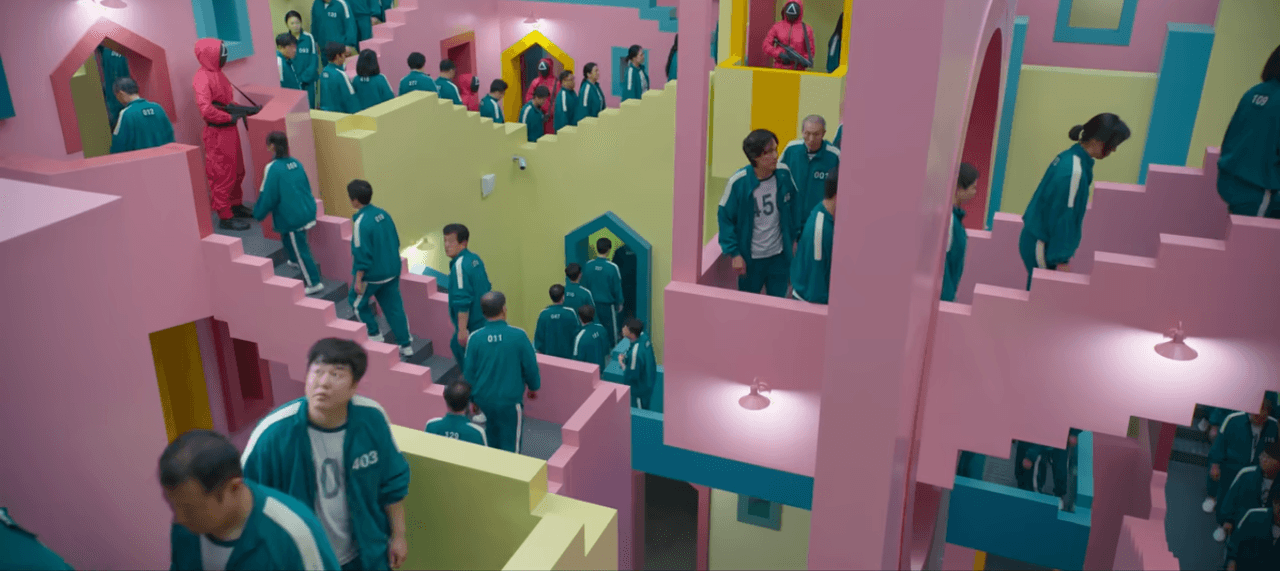 Los concursantes participan en una serie de desafíos / juegos infantiles para seguir avanzando.