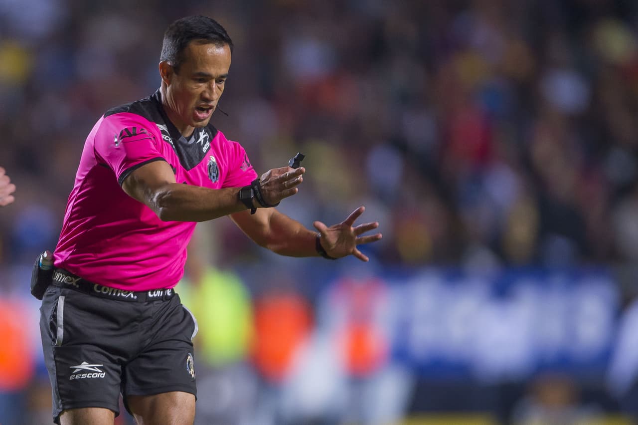 ¡Pura bola, juegue! Dice Jorge Isaac Rojas, quien parece sostener una pelota entre sus manos.