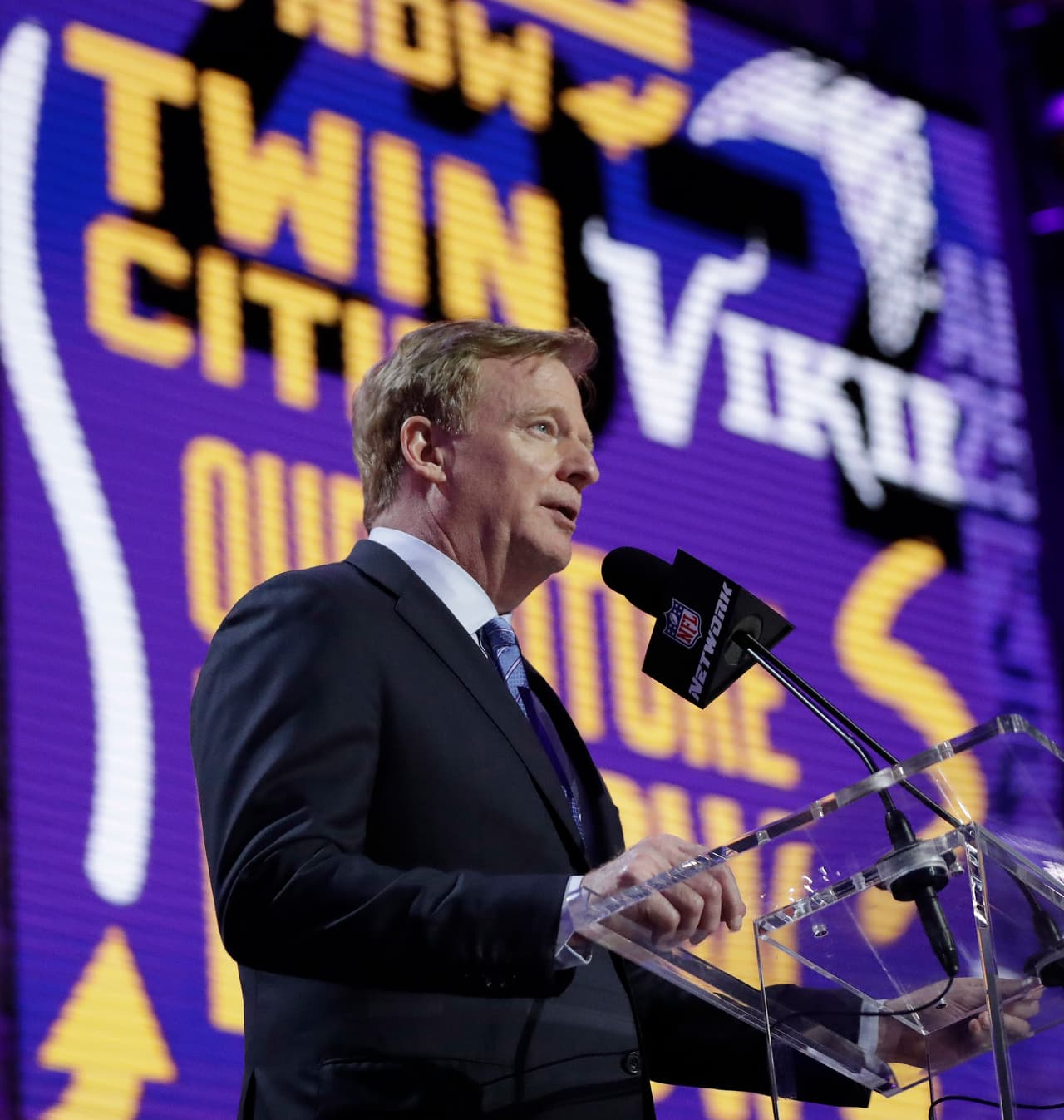 <b>18) Garrett Bradbury (North Carolina State)</b>. El comisionado de la NFL Roger Goodell anuncia la décimo octava selección, para los Minnesota Vikings, quienes eligieron al centro del Wolfpack.