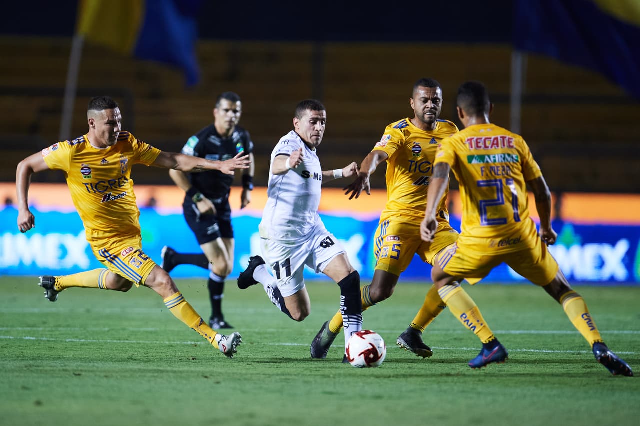 Mauro Fernández recibe la presión de tres jugadores de Tigres por lo que pierde el balón inmediatamente.