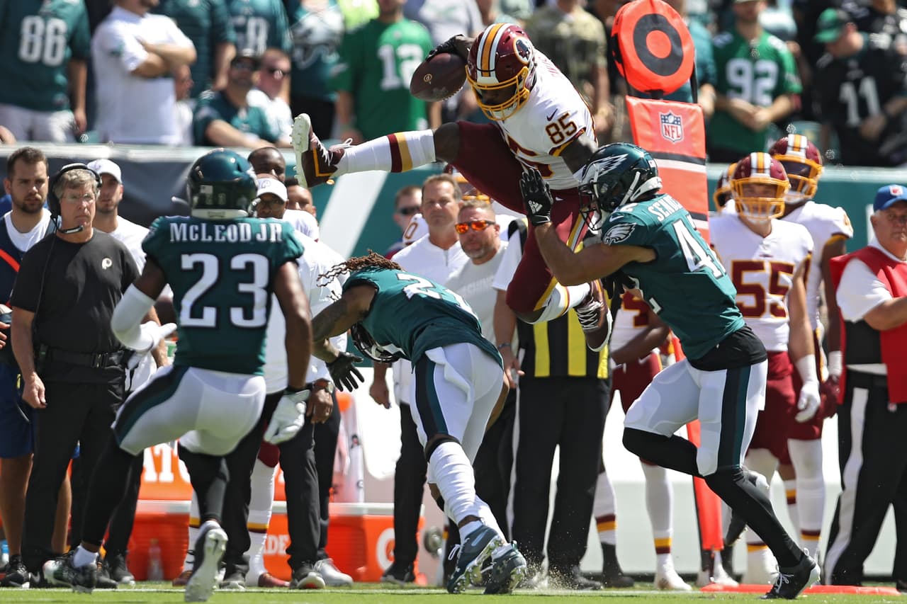 Vernon Davis #85 de Washington Redskins sobre la defensiva.