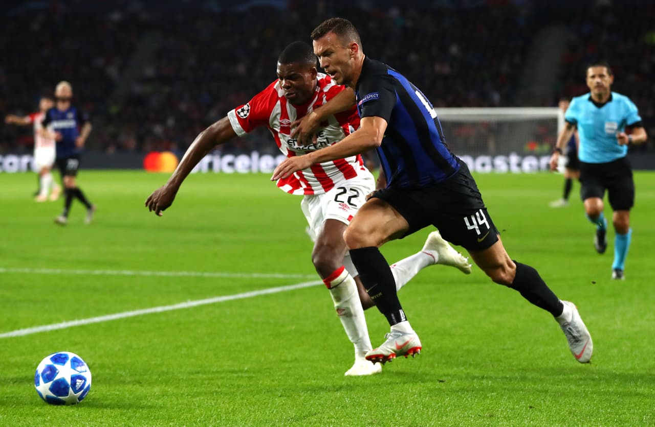 Ivan Perisic, por la banda izquierda, buscaba llegar al gol y lo intentaba con este desborde. Centró pero nadie llegó a conectar.