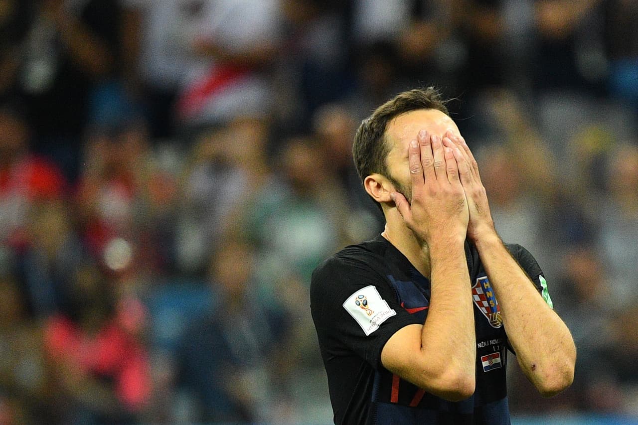 El volante de 29 años Milan Badelj se lamenta luego de desperdiciar su lanzamiento.