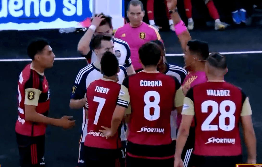 ¿Se ardieron? Bronca cuando Peluche Caligari goleaba en la Kings League