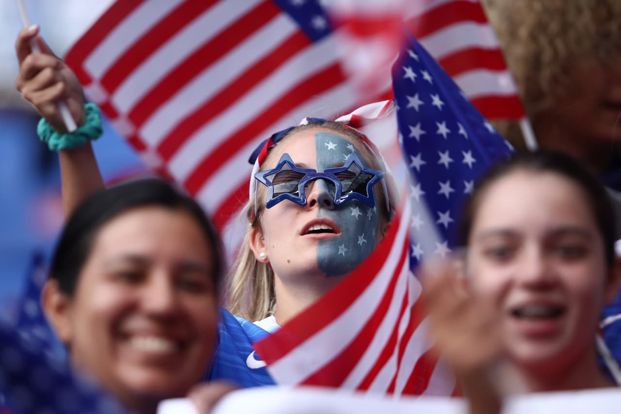 El Estadio de Lyon recibió este martes a los miles de fanáticos estadounidenses e ingleses que van a apoyar a sus equipos en la Semifinal del Mundial Femenino. La gran mayoría llegaron detrás del USWNT, que busca repetir la corona que logró en Canadá 2015.