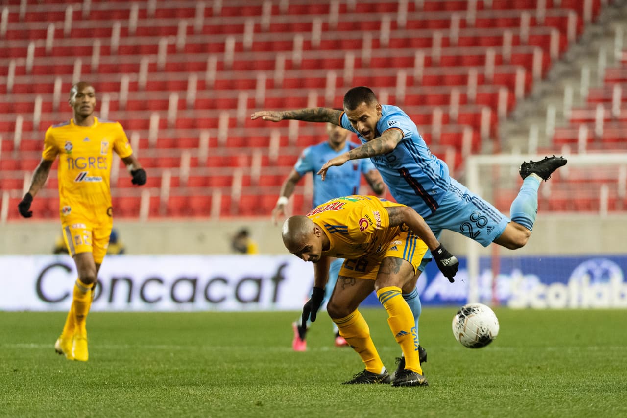 Chaca Rodríguez recibe en un recargón en la nuca por parte del jugador del NYCFC.