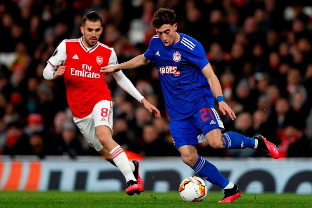 El defensa Konstantinos Tsimikas debe apoyarse con su arquero gracias a la presión del español Dani Ceballos.