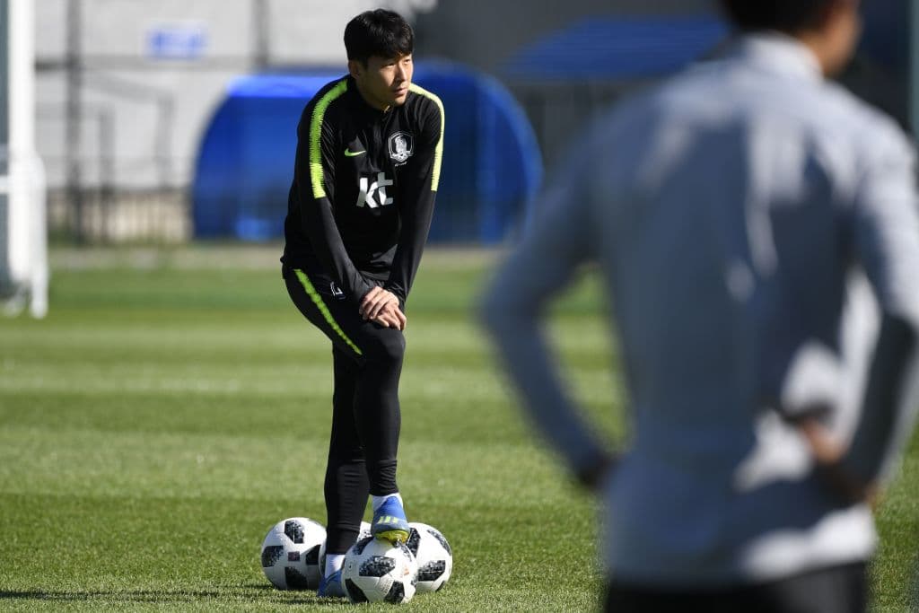 Son Heung-min del Tottenham Hotspur, observa con un dejo de melancolía la práctica con que cierran su presencia en Rusia 2018. Para él vendrá una pausa profesional por un compromiso con su nación.