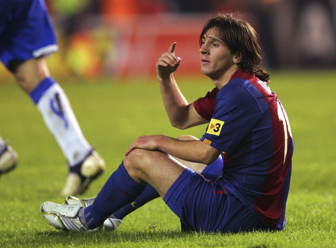 Lionel Messi comenzó su carrera profesional a los 16 años con Barcelona, club con el que se ha convertido en una verdadera leyenda vigente luego de ganar cinco Balones de Oro y lograr récords históricos en el club.