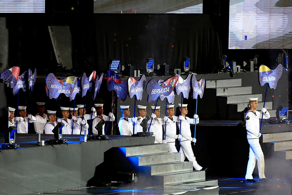 Miembros de la Armada Nacional de Colombia antecedieron a los deportistas en clausura de los Juegos Centroamericanos y del Caribe en el Estadio Metropolitano Roberto Meléndez.