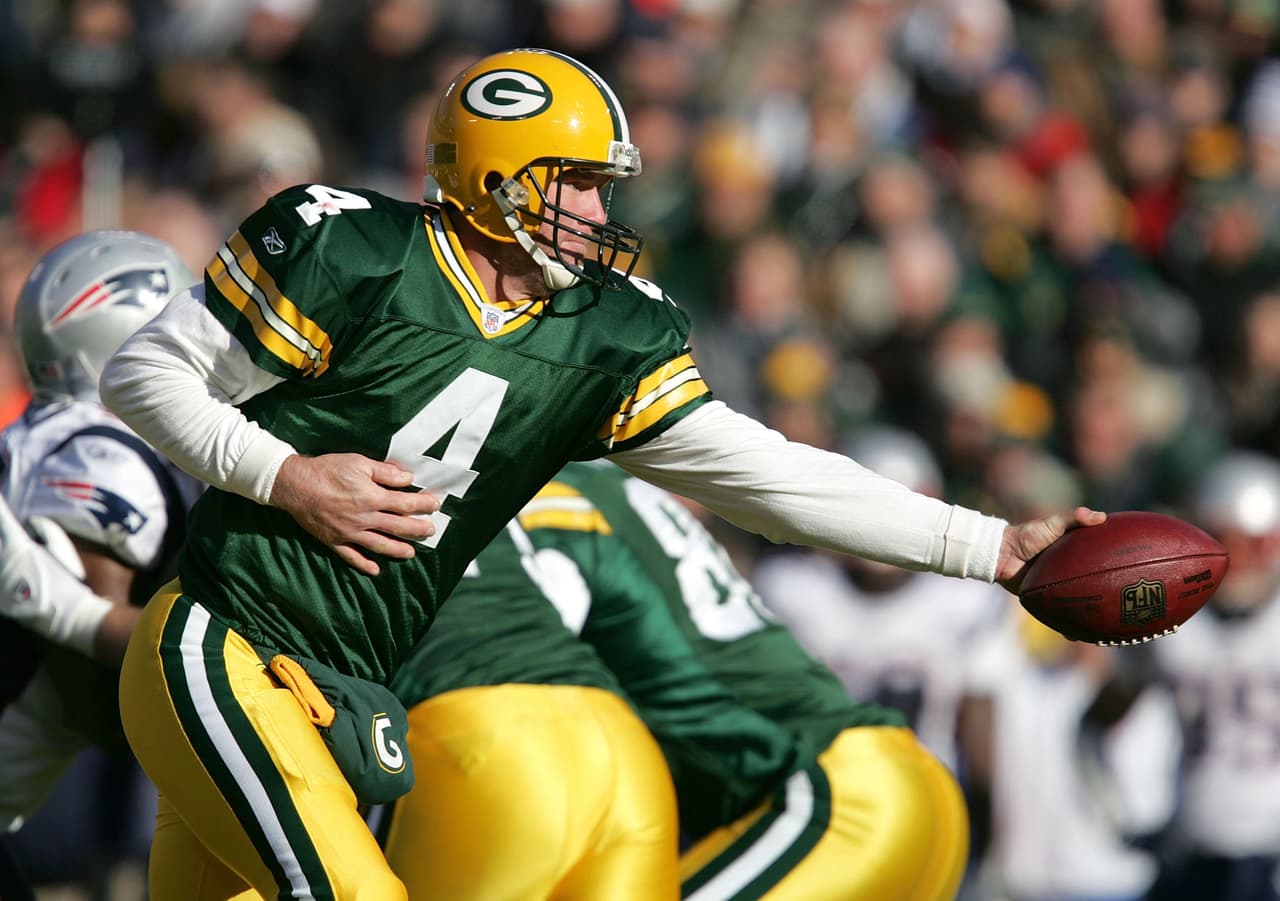 Cuando falleció su padre (22 diciembre de 2003), al día siguiente jugó contra los Raiders en el ‘Monday Nigt Football’, dio uno de los mejores partidos de su carrera. Lanzó 399 yardas y 4 touchdowns.